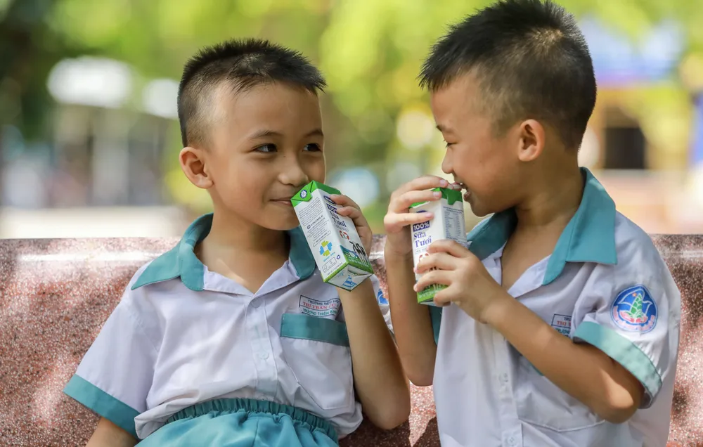 Những năm gần đây, "Sữa học đường" của Vinamilk đã đồng hành, chăm sóc sức khỏe trẻ em ở nhiều tỉnh, thành. Ảnh: VINAMILK Ảnh chụp Màn hình 2025-05-28 lúc 19.18.46.png