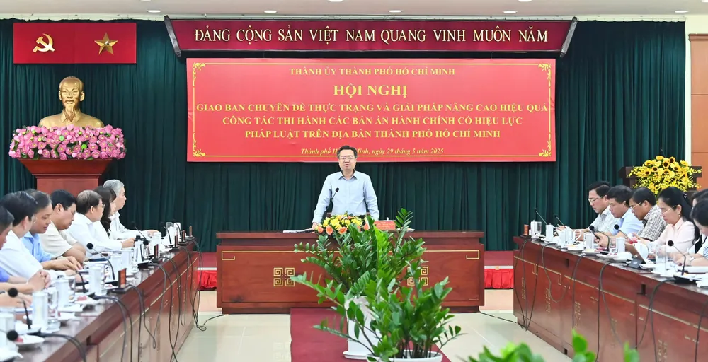 Phó Bí thư Thường trực Thành ủy TPHCM Nguyễn Thanh Nghị chủ trì hội nghị. Ảnh: VIỆT DŨNG 29-5. 9.jpg