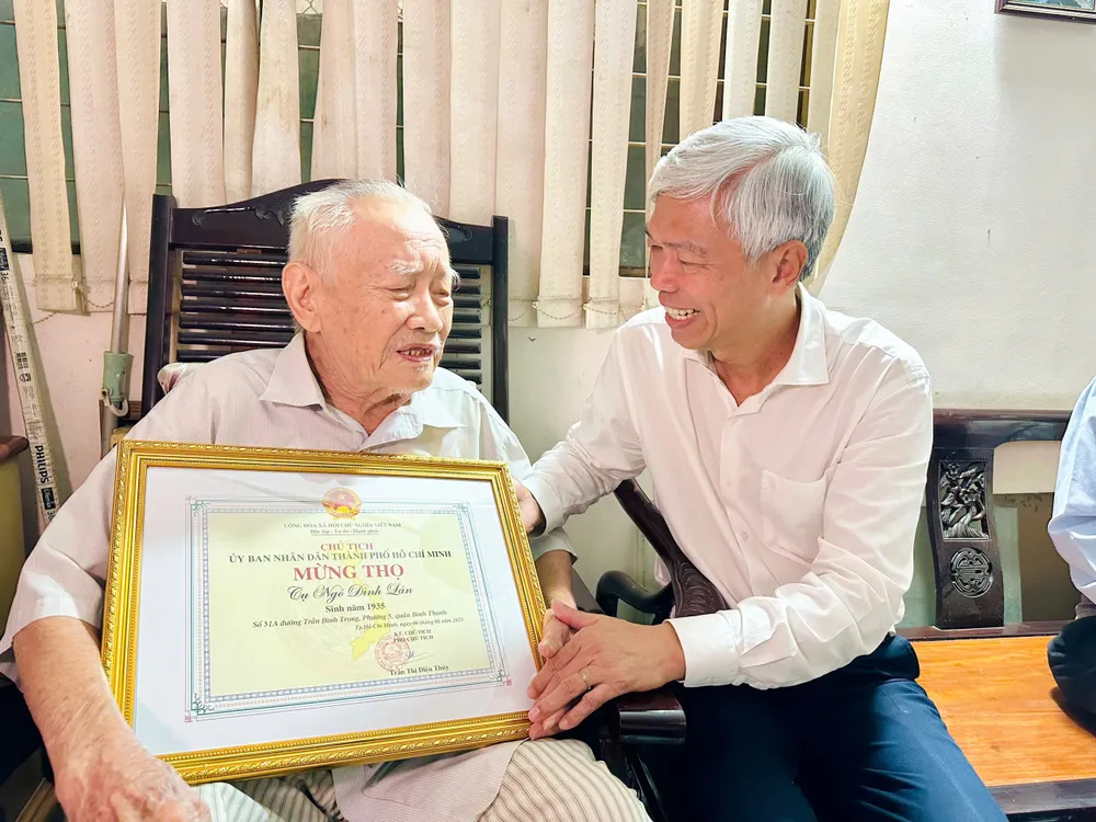 Phó Chủ tịch UBND TPHCM Võ Văn Hoan thăm, chúc thọ ông Ngô Đình Lân. Ảnh: PHƯƠNG UYÊN 2-6. Anh Hoan 2.jpg