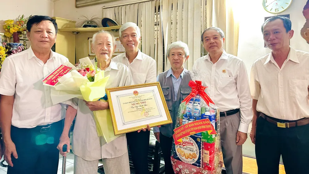 Đồng chí Võ Văn Hoan và các đại biểu chúc thọ ông Ngô Đình Lân. Ảnh: PHƯƠNG UYÊN 2-6. anh Hoan 4.jpg