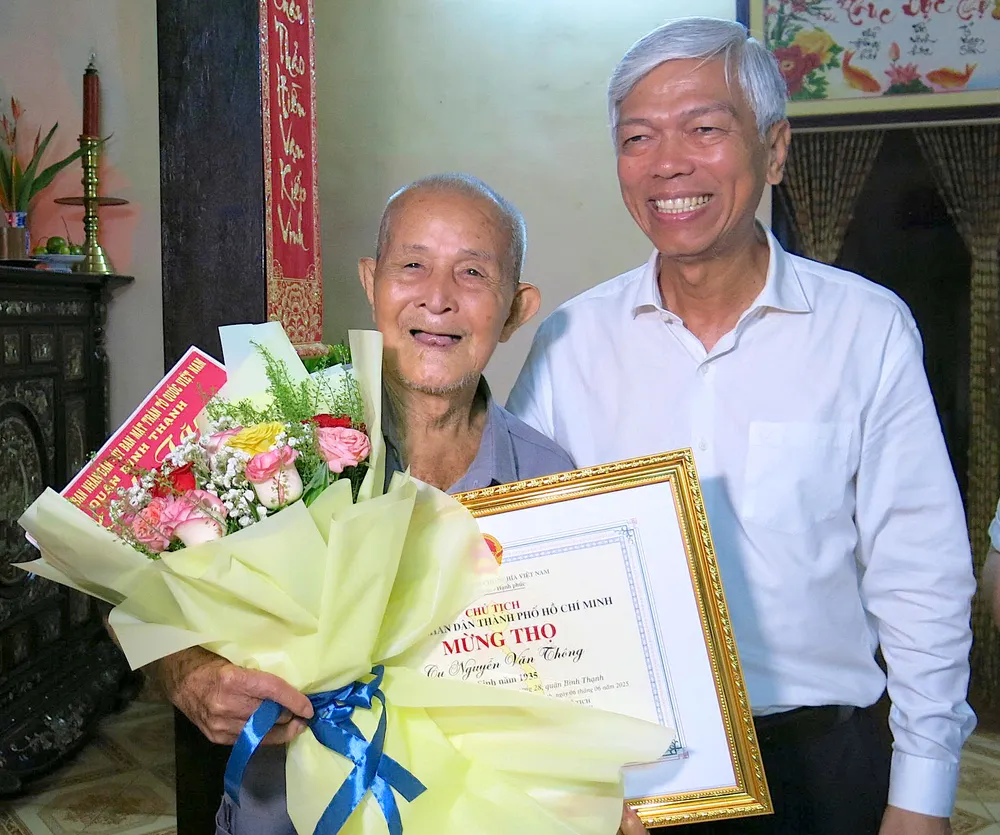 Phó Chủ tịch UBND TPHCM Võ Văn Hoan thăm, chúc thọ ông Nguyễn Văn Thông. Ảnh: PHƯƠNG UYÊN 2-6. anh Hoan 5.jpg