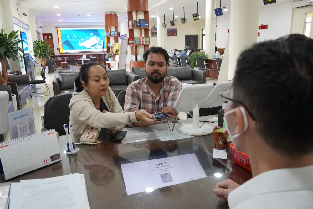 Người dân thực hiện thanh toán không tiền mặt tại Trung tâm Hành chính công TP Thủ Đức (TPHCM) 6HH02467.JPG