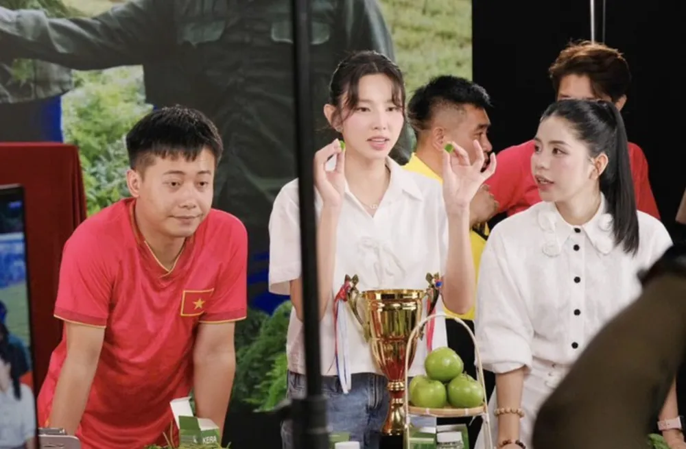 Quang Linh Vlogs มิส Thuy Tien และ Hang Du Muc ถ่ายทอดสดโฆษณาปลอมเกี่ยวกับขนมผัก KERA ของเวียดนาม Ảnh chụp Màn hình 2025-06-03 lúc 16.16.55.png