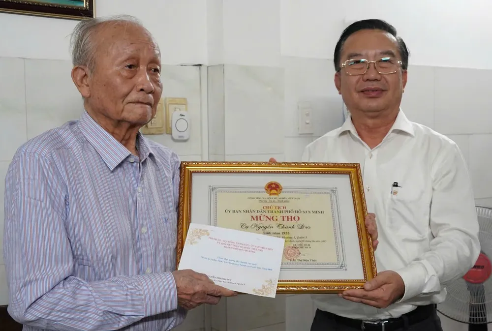 Giám đốc Sở VH-TT Trần Thế Thuận thăm, chúc thọ ông Nguyễn Thành Linh 4-6. 1.jpg
