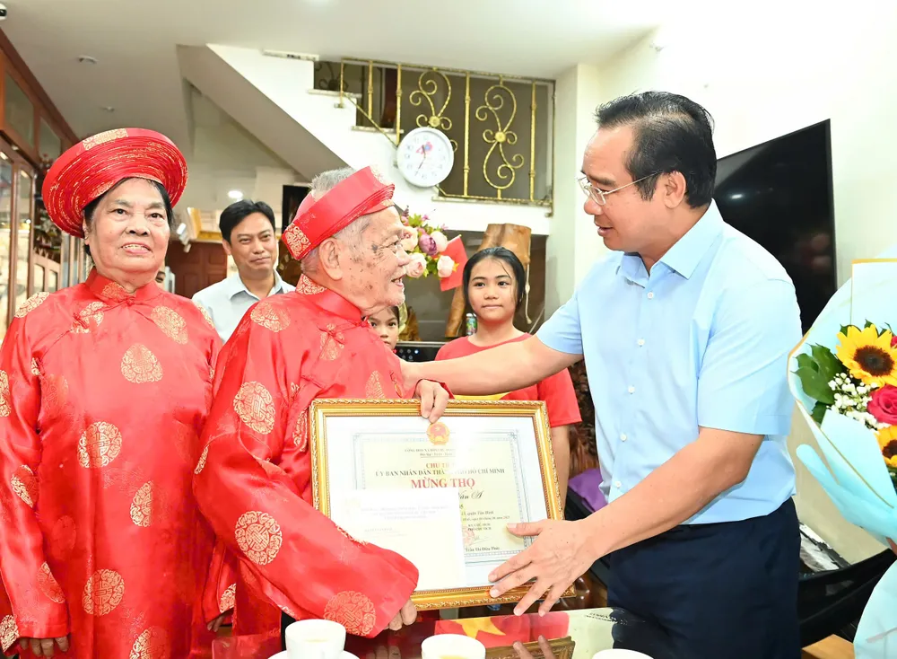 Đồng chí Nguyễn Văn Được chúc thọ ông Nguyễn Văn A. Ảnh: VIỆT DŨNG 4-6. 3.jpg