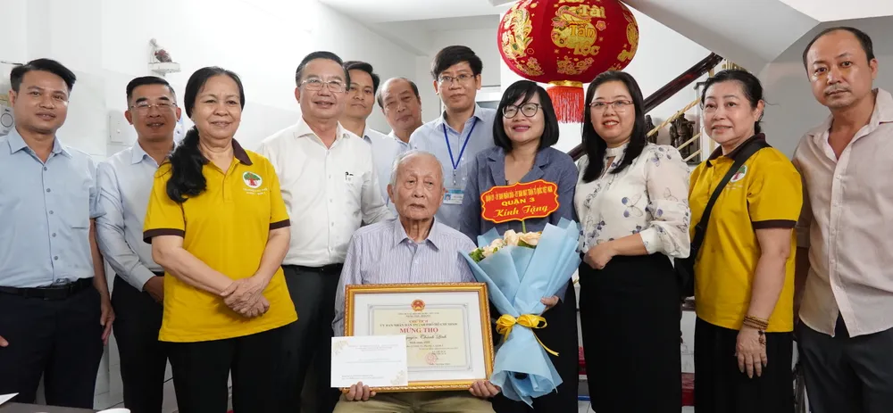 Đoàn đại biểu TPHCM do Giám đốc Sở VH-TT Trần Thế Thuận làm trưởng đoàn, cùng đại diện địa phương chúc thọ ông Nguyễn Thành Linh 6HH06549.JPG