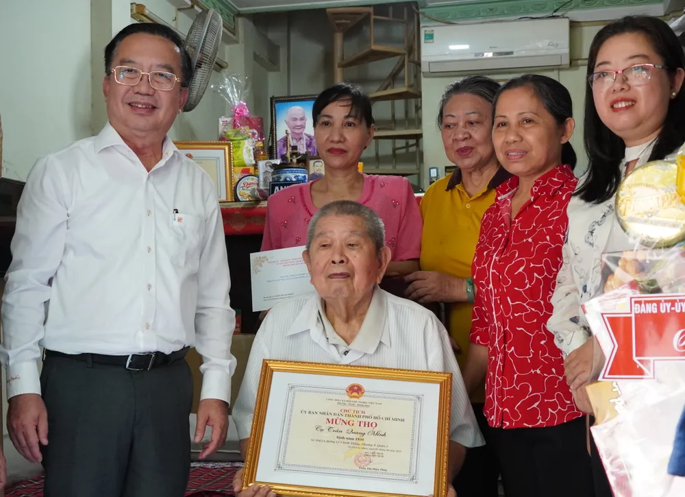 Giám đốc Sở VH-TT Trần Thế Thuận chúc thọ ông Trần Quang Minh 6HH06594.JPG