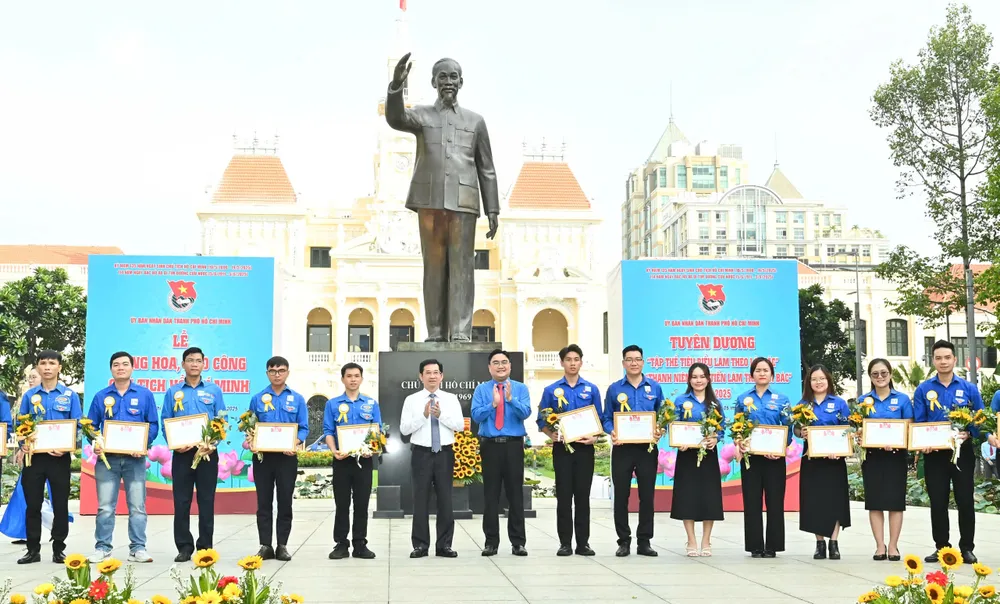 Phó Chủ tịch Thường trực UBND TPHCM Dương Ngọc Hải và Bí thư Thành đoàn TPHCM Ngô Minh Hải tặng giấy khen đến đại diện các tập thể tiêu biểu làm theo lời Bác. Ảnh: VIỆT DŨNG 5-6. 3.jpg