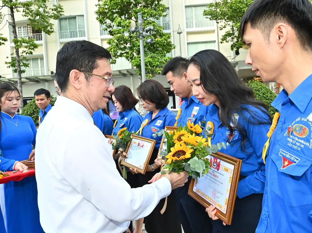 Phó Chủ tịch Thường trực UBND TPHCM Dương Ngọc Hải tặng giấy khen đến đại diện các tập thể tiêu biểu làm theo lời Bác. Ảnh: VIỆT DŨNG 5-6. 4.jpg