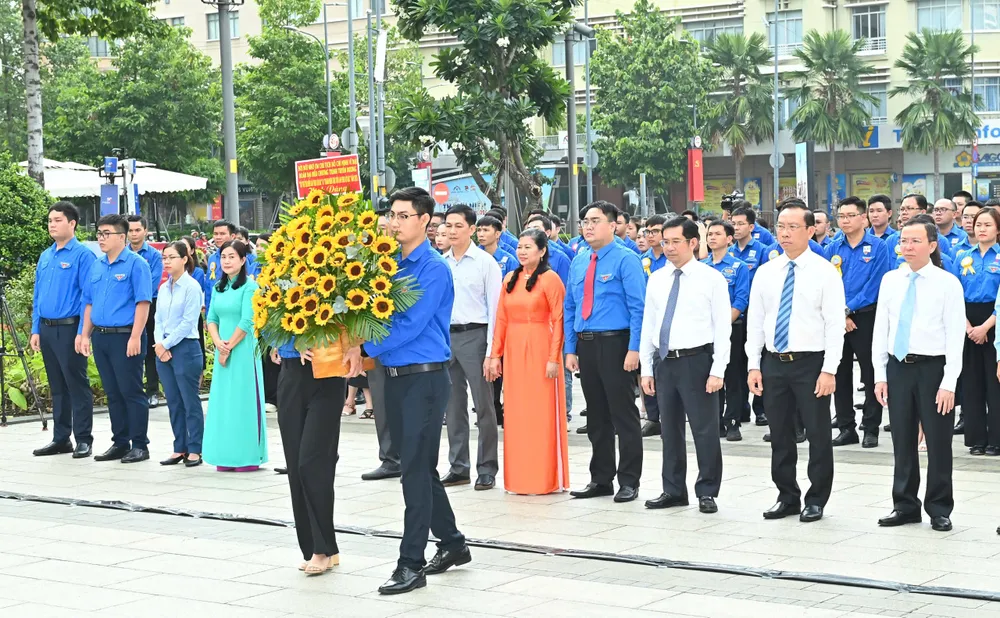 Các đại biểu dâng hoa lên Chủ tịch Hồ Chí Minh. Ảnh: VIỆT DŨNG 5-6. 7.jpg
