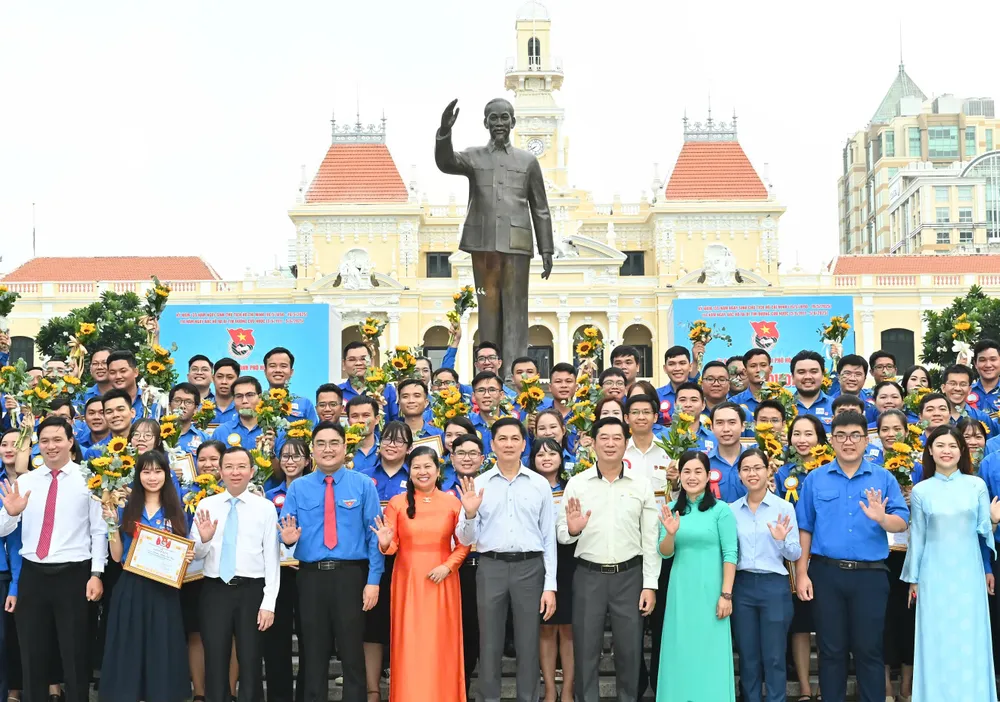 Các đại biểu dự lễ báo công. Ảnh: VIỆT DŨNG 5-6. Báo công lên Bác 1.jpg