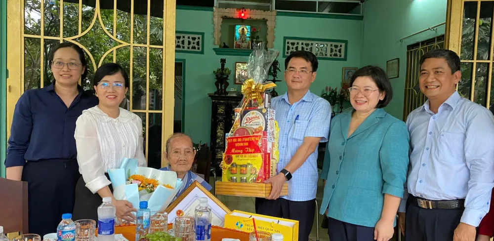 Trưởng Ban Tổ chức Thành ủy TPHCM Văn Thị Bạch Tuyết thăm, chúc thọ bà Phạm Thị Lý 5-6. chị Tuyết 1.jpg