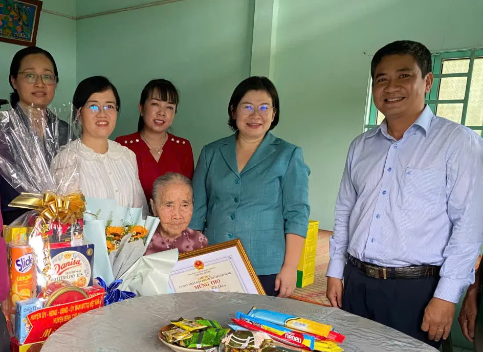 Trưởng Ban Tổ chức Thành ủy TPHCM Văn Thị Bạch Tuyết thăm, chúc thọ bà Nguyễn Thị Đầm 5-6. Chị Tuyết 3.jpg