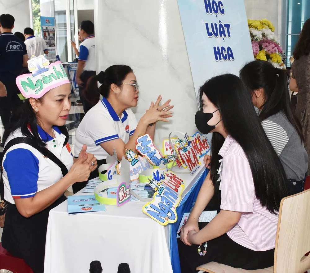 Các em học sinh được tư vấn về ngành học do Học viện Cán bộ TPHCM đào tạo 8-6. Học viện Cán bộ TPHCM 1.jpg