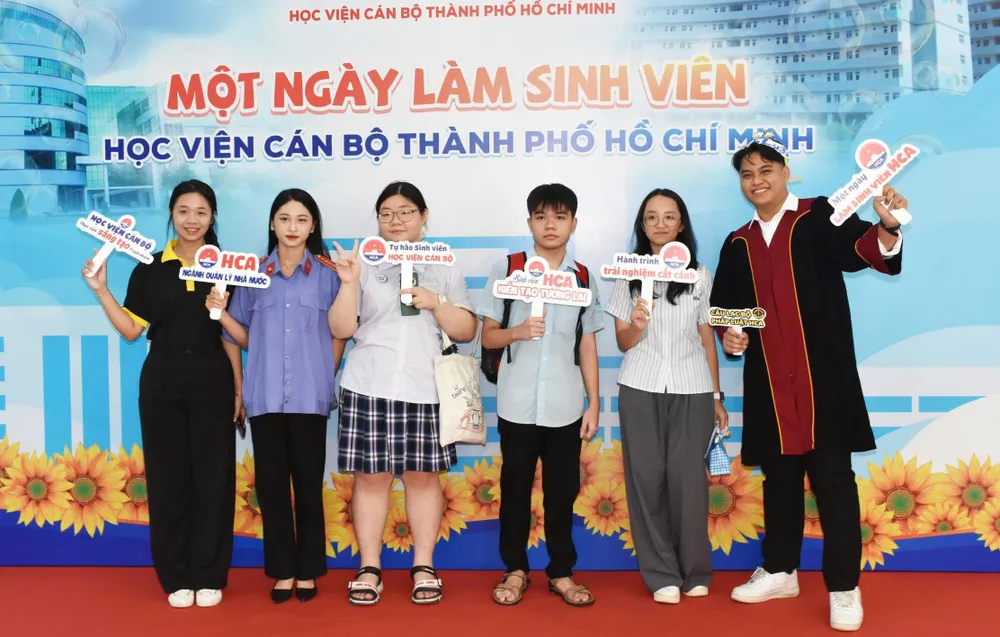 Học sinh THPT trên địa bàn TPHCM và các tỉnh lân cận hào hứng tìm hiểu về Học viện Cán bộ TPHCM 8-6. Học viện Cán bộ TPHCM 4.jpg