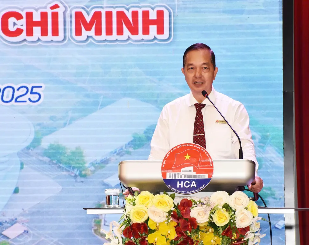 PGS-TS Nguyễn Văn Y, Phó Giám đốc Học viện Cán bộ TPHCM thông tin về Học viện Cán bộ TPHCM đến các em học sinh 8-6. Học viện Cán bộ TPHCM 5.jpg