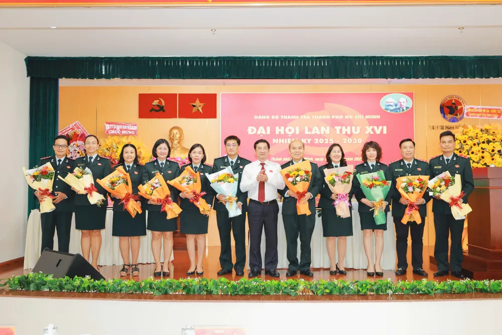 Ban Chấp hành Đảng bộ Thanh tra TPHCM ra mắt đại hội. Ảnh: ANH KHOA 10-6. Thanh tra 1.jpg