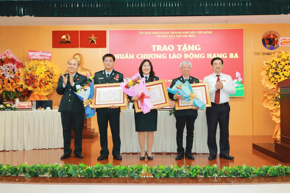 Đồng chí Dương Ngọc Hải và đồng chí Trần Văn Bảy trao tặng Huân chương Lao động hạng Ba của Chủ tịch nước đến các cá nhân. Ảnh: ANH KHOA 10-6. Thanh tra 3.jpg