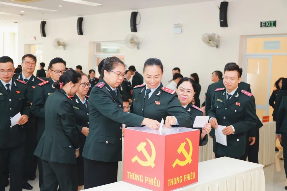 Các đại biểu bỏ phiếu bầu Ban Chấp hành Đảng bộ Thanh tra TPHCM. Ảnh: ANH KHOA 10-6. Thanh tra 4.jpg