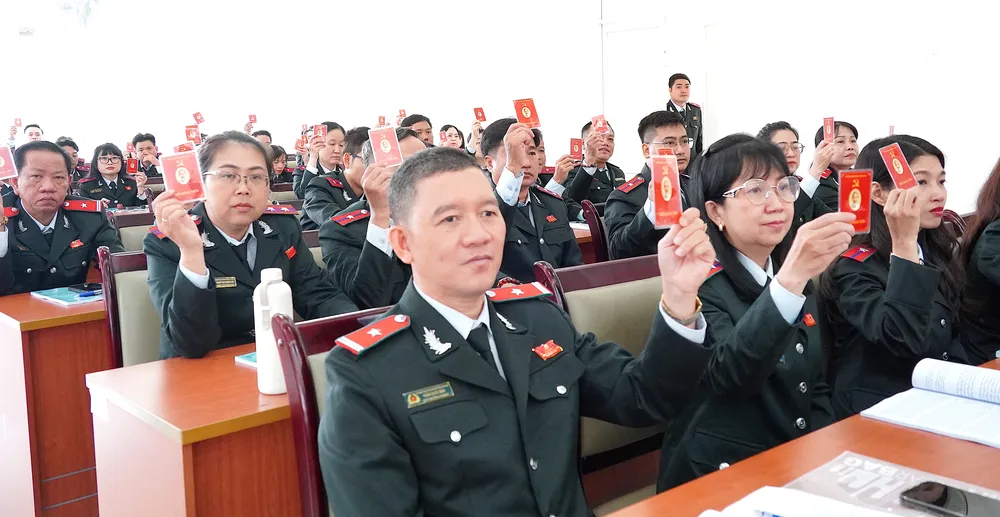 Các đại biểu biểu quyết thông qua chương trình đại hội. Ảnh: PHƯƠNG UYÊN 5.JPG