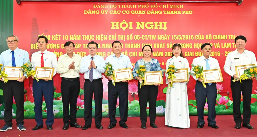 Phó Bí thư Thường trực Thành ủy TPHCM Nguyễn Thanh Nghị cùng Phó Trưởng Ban Tuyên giáo và Dân vận Thành ủy TPHCM Tăng Hữu Phong chúc mừng các tập thể điển hình học và làm theo Bác năm 2025. Ảnh: VIỆT DŨNG 11-6. 2.jpg