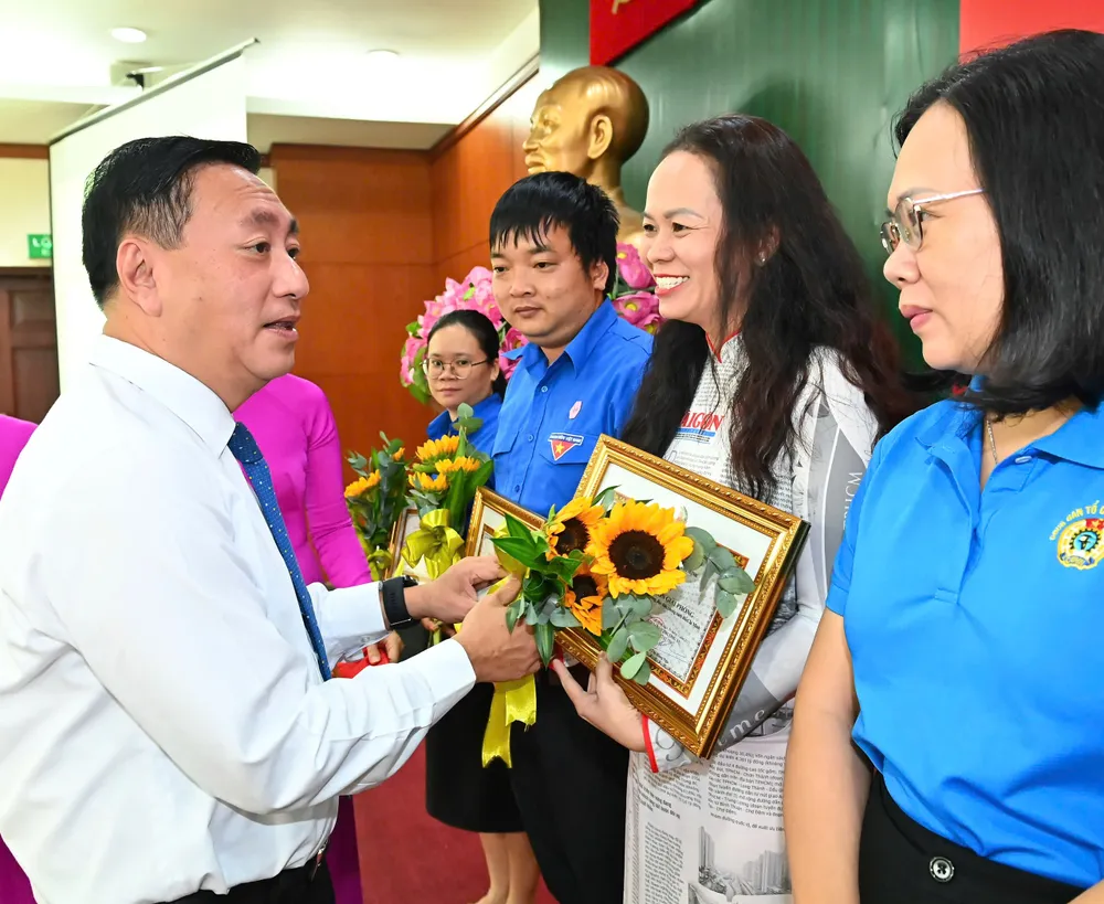 Phó Chủ tịch Thường trực HĐND TPHCM Phạm Thành Kiên tặng giấy khen đến các tập thể điển hình học và làm theo Bác năm 2025; trong đó có Công đoàn cơ sở Báo Sài Gòn Giải Phóng 11-6. 3.jpg