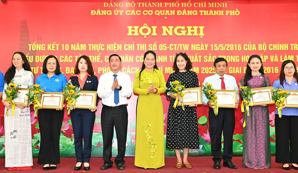 Đồng chí Phạm Thành Kiên và đồng chí Lê Thị Hồng Nga tặng giấy khen đến các tập thể điển hình học và làm theo Bác năm 2025. Ảnh: VIỆT DŨNG 11-6. 4.jpg
