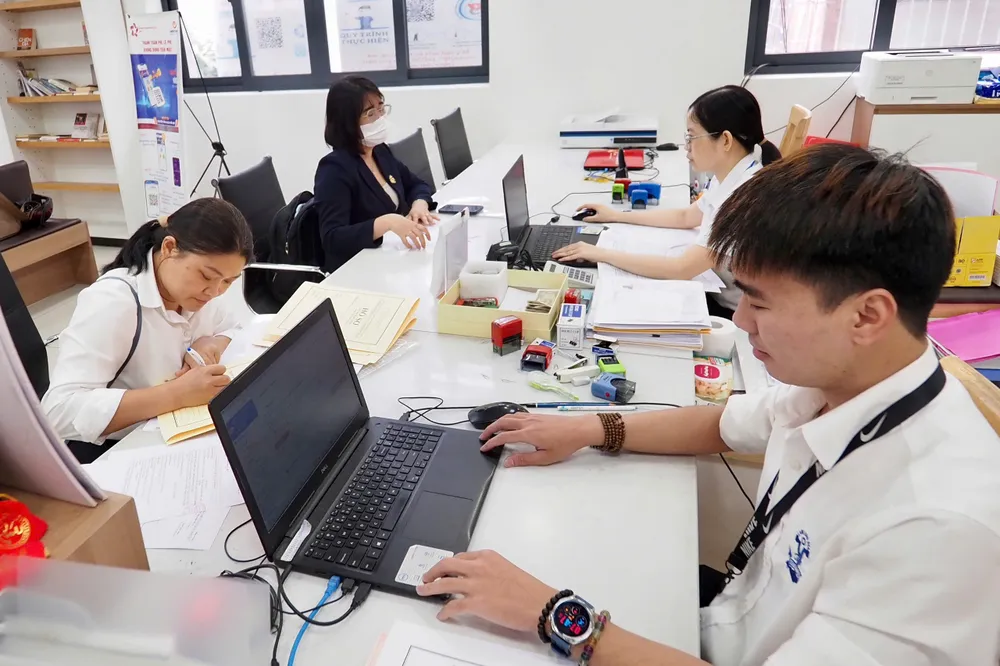 Người dân làm thủ tục hành chính tại UBND phường Bình Thới. Ảnh: HOÀNG HÙNG 12-6. 6.jpg