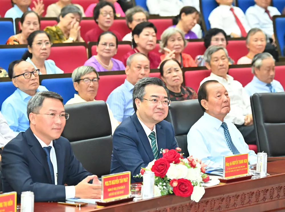 Các đại biểu dự lễ kỷ niệm. Ảnh: VIỆT DŨNG 12-6. HV 1.jpg