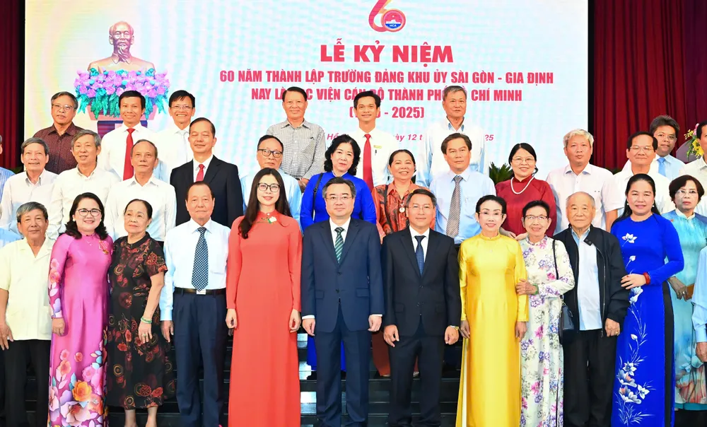 Các đại biểu chụp hình lưu niệm. Ảnh: VIỆT DŨNG 12-6. HV 10.jpg