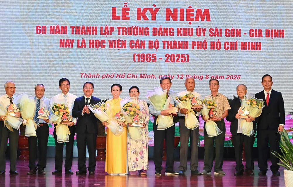 Ban Giám đốc Học viện Cán bộ TPHCM tặng hoa và biểu trưng đến nguyên lãnh đạo Học viện Cán bộ TPHCM các thời kỳ. Ảnh: VIỆT DŨNG 12-6. HV 4.jpg
