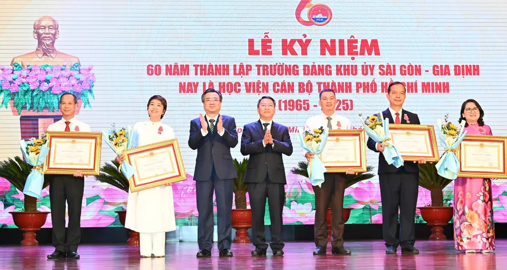 Đồng chí Nguyễn Thanh Nghị và PGS-TS Nguyễn Tấn Phát chúc mừng các cá nhân được nhận Huân chương Lao động của Chủ tịch nước. Ảnh: VIỆT DŨNG 12-6. HV 6.jpg