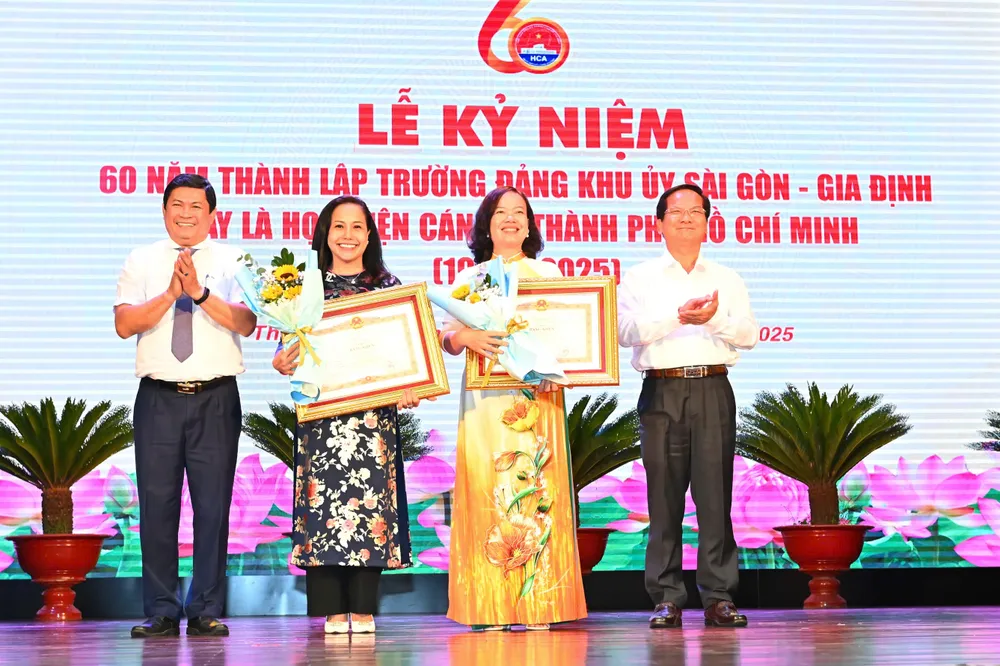 Các cá nhân vinh dự nhận Bằng khen của Thủ tướng Chính phủ. Ảnh: VIỆT DŨNG 12-6. HV 8.jpg