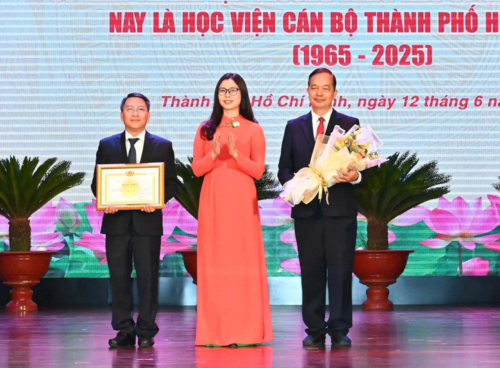 Ban Giám đốc Học viện Cán bộ TPHCM nhận Bằng khen của Giám đốc Học viện Chính trị Quốc gia TPHCM tặng. Ảnh: VIỆT DŨNG 12-6. HV 9.jpg