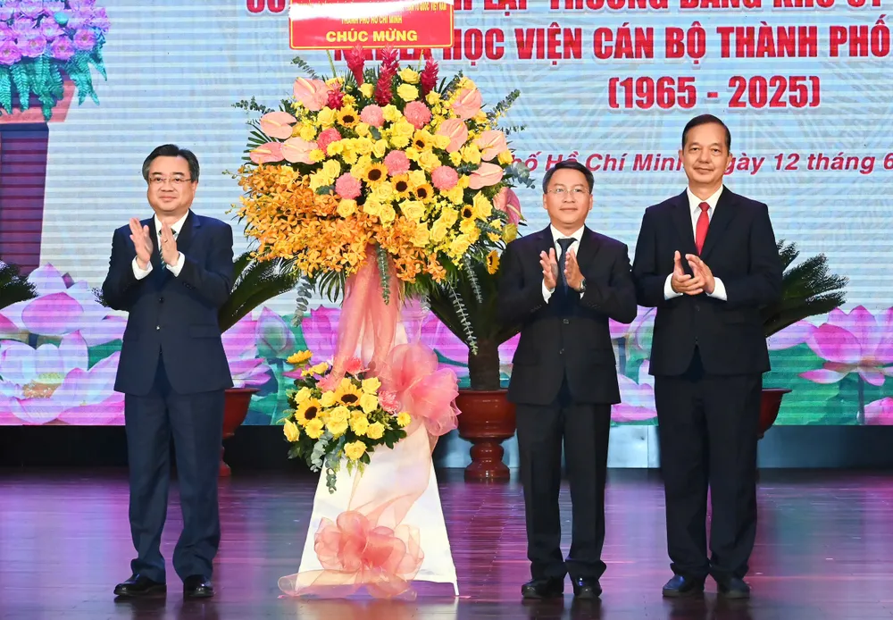Phó Bí thư Thường trực Thành ủy TPHCM Nguyễn Thanh Nghị tặng hoa của Thành ủy - HĐND - UBND - Ủy ban MTTQ Việt Nam TPHCM chúc mừng Học viện Cán bộ. Ảnh: VIỆT DŨNG 12-6. HV3.jpg
