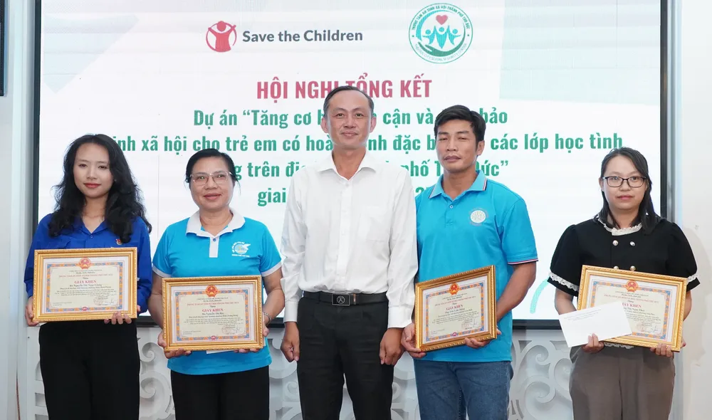 Ông Trần Chí Nghĩa tặng giấy khen của Trung tâm An sinh xã hội TP Thủ Đức đến các cá nhân phụ trách lớp học tình thương trên địa bàn TP Thủ Đức 6HH07055.JPG