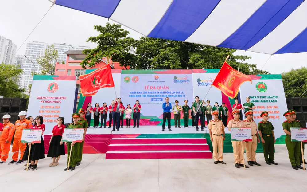 Các đại biểu thực hiện nghi thức ra quân chiến dịch tình nguyện “Kỳ nghỉ hồng” và “Hành quân xanh” 2025 14-6. 5.jpg