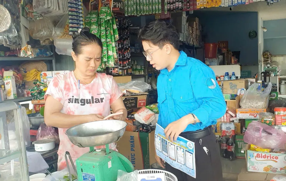 Đoàn viên thanh niên TPHCM hướng dẫn người dân cài app Công dân số TPHCM 14-6. 6.jpg