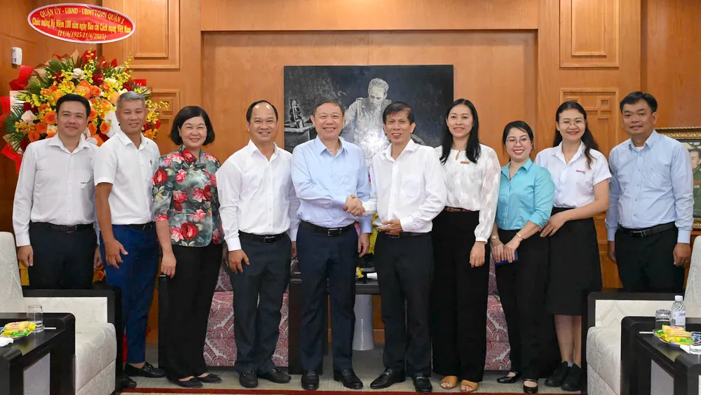 Đồng chí Dương Anh Đức, Ủy viên Ban Thường vụ Thành ủy, Bí thư Quận ủy quận 1, làm trưởng đoàn, đến thăm, chúc mừng Báo Sài Gòn Giải Phóng. Ảnh: TRỌNG NGHI 16-6. Quận 1 thăm SGGP.jpg