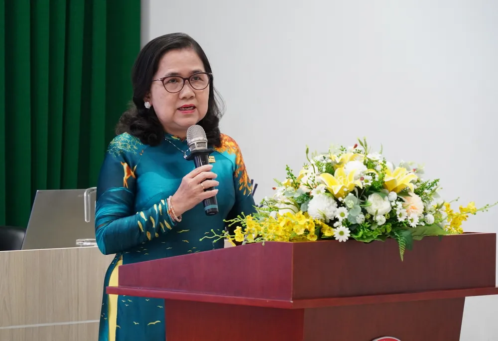 TS Bùi Thị Ngọc Trang nêu ý kiến 6HH07111.JPG