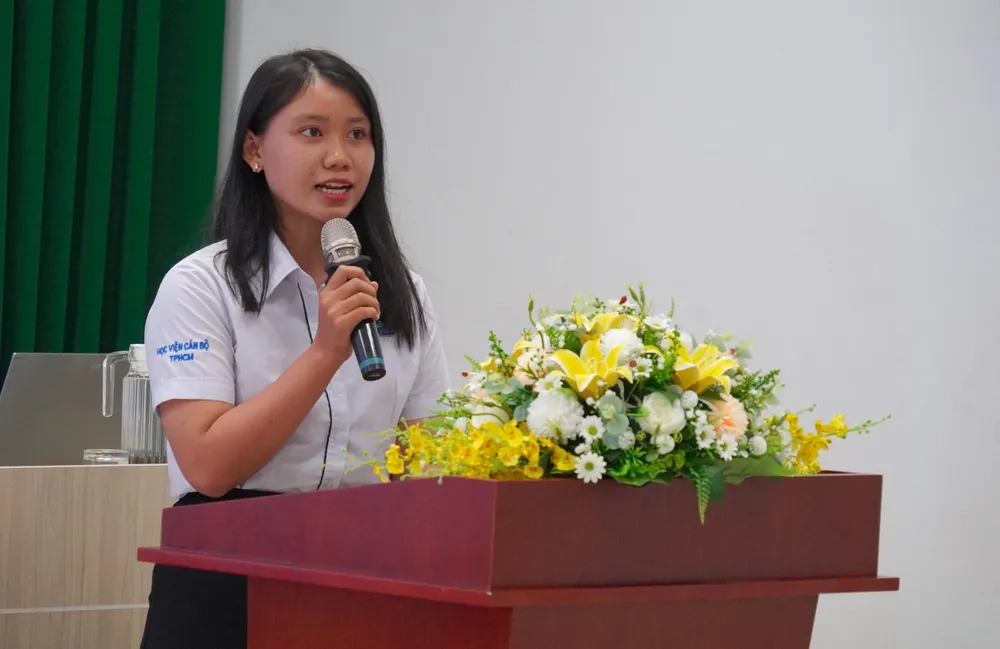 Đại diện sinh viên ngành Chính trị học trình bày ý kiến tại hội thảo 6HH07138.JPG