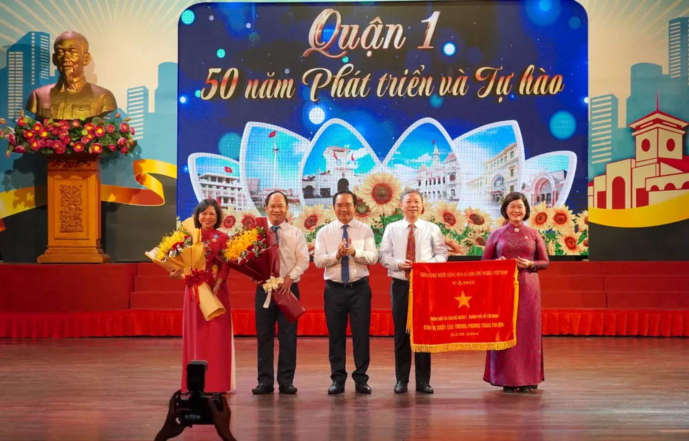 Đồng chí Nguyễn Văn Được trao Cờ Thi đua của Thủ tướng Chính phủ tặng nhân dân và cán bộ quận 1 6HH07196.JPG