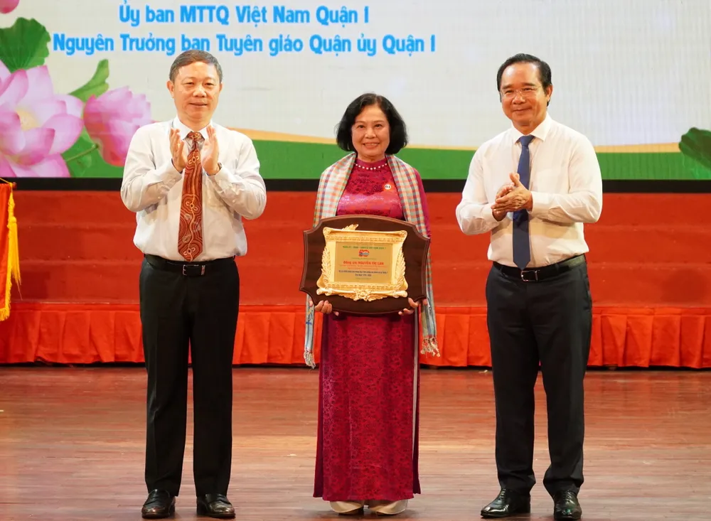 Đồng chí Nguyễn Văn Được và đồng chí Dương Anh Đức trao quà tri ân đến cán bộ, công chức đã có quá trình gắn bó, cống hiến cho sự phát triển của quận 1 6HH07271.JPG