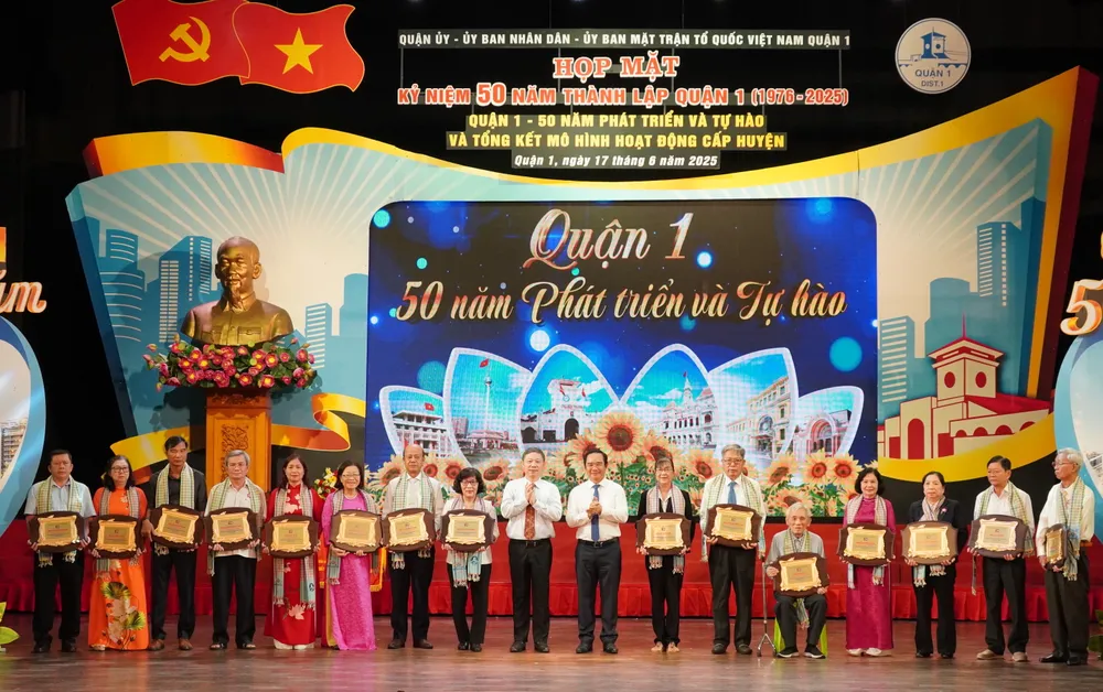 Đồng chí Nguyễn Văn Được và đồng chí Dương Anh Đức trao quà tri ân đến cán bộ, công chức đã có quá trình gắn bó, cống hiến cho sự phát triển của quận 1 6HH07316.JPG