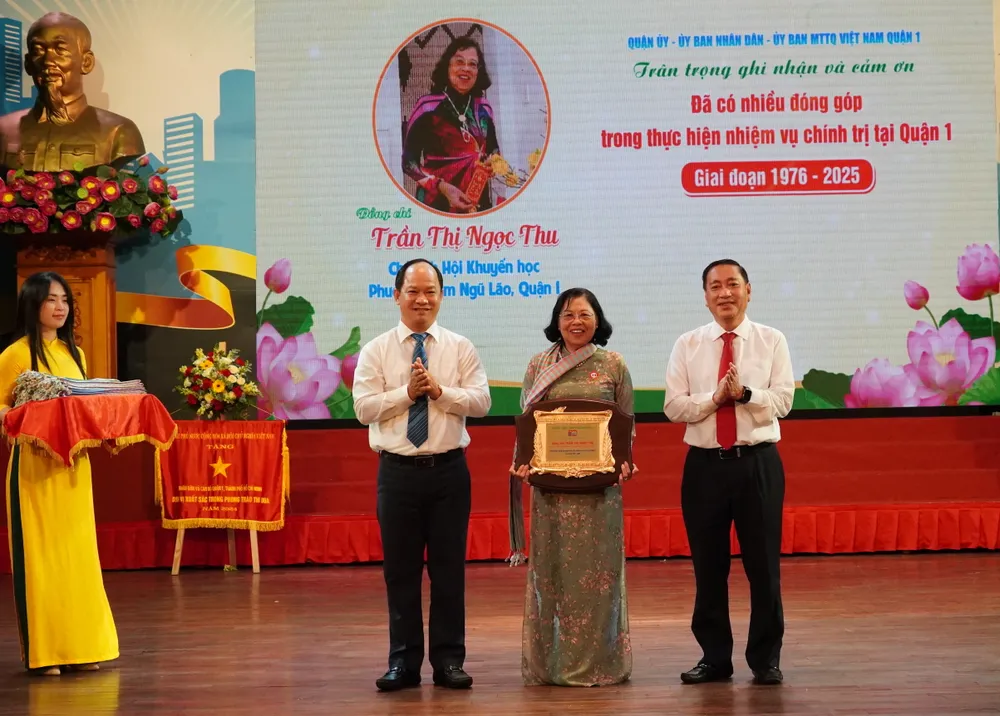 Đồng chí Phạm Thành Kiên và Chủ tịch UBND quận 1 Lê Đức Thanh trao quà tri ân đến cán bộ, công chức đã có quá trình gắn bó, cống hiến cho sự phát triển của quận 1 6HH07328.JPG