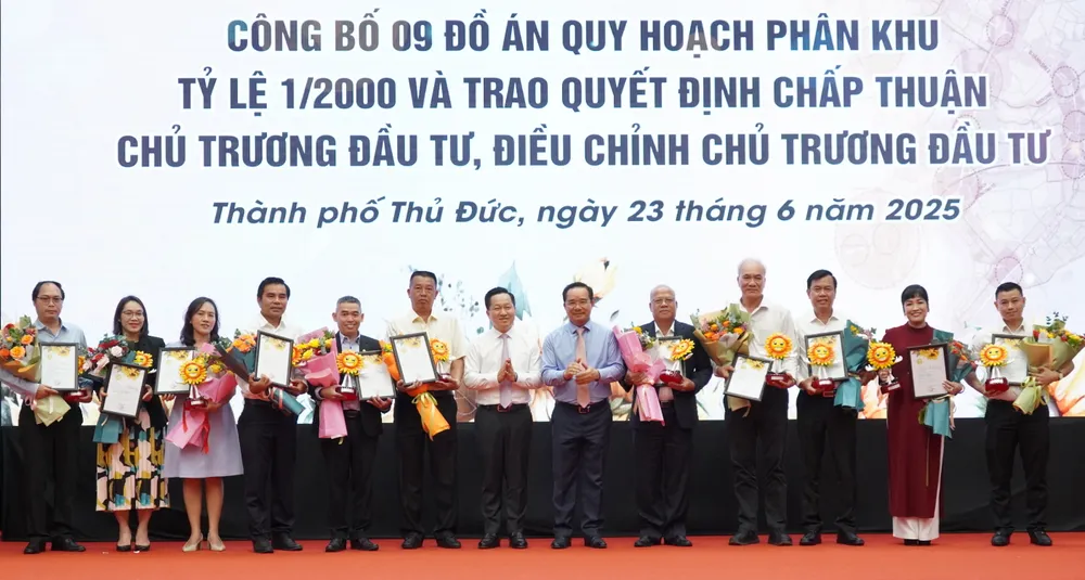 ប្រធានគណៈកម្មាធិការប្រជាជន លោក Nguyen Van Duoc បានបង្ហាញសេចក្តីសម្រេចចិត្តអំពីគោលនយោបាយវិនិយោគដល់វិនិយោគិន។ 6HH07537.JPG