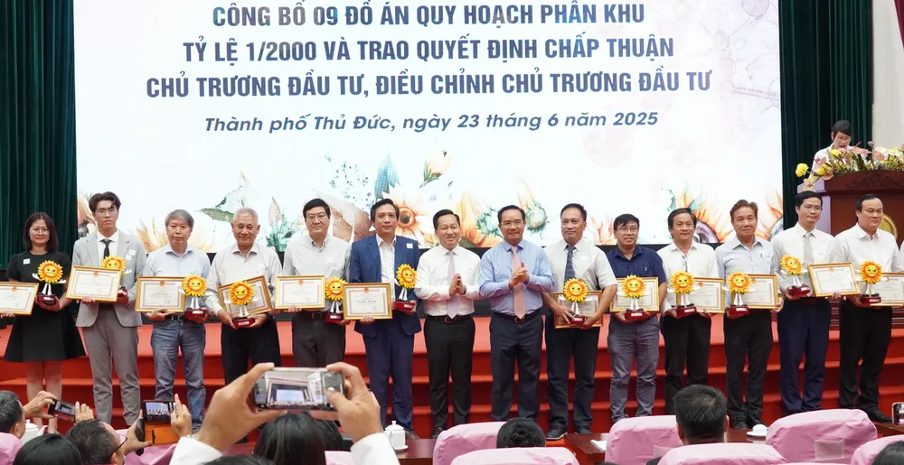 ប្រធានគណៈកម្មាធិការប្រជាជនទីក្រុងហូជីមិញ លោក Nguyen Van Duoc និងប្រធានគណៈកម្មាធិការប្រជាជនទីក្រុង Thu Duc លោក Hoang Tung បានសរសើរបុគ្គល និងសមូហភាពជាមួយសមិទ្ធិផលក្នុងការកសាងផែនការកំណត់ភូមិភាគនៅទីក្រុង Thu Duc។ 6HH07563.JPG