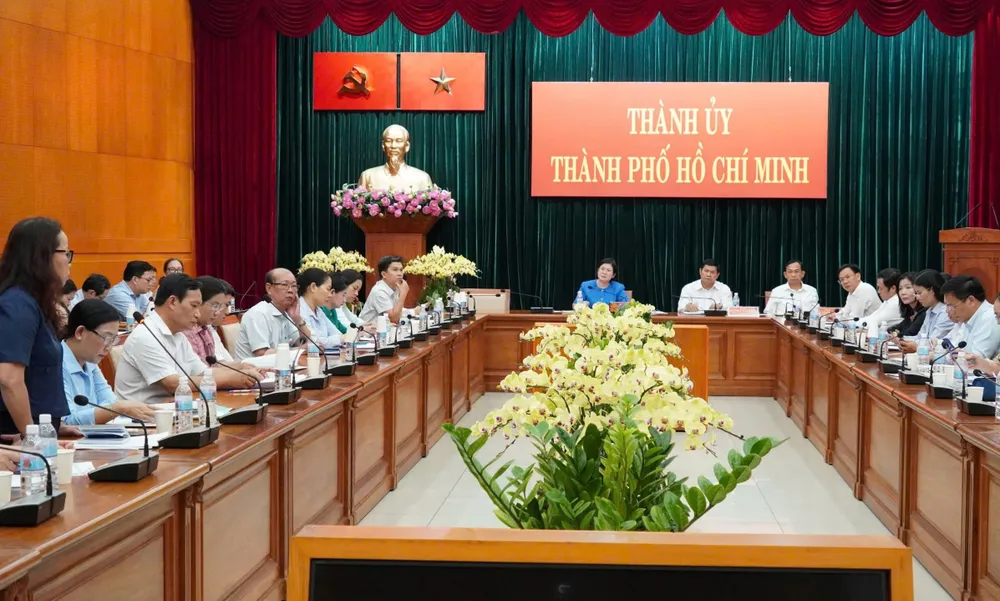 Quang cảnh buổi làm việc 24-6. Ban Tổ chưc 1.jpg