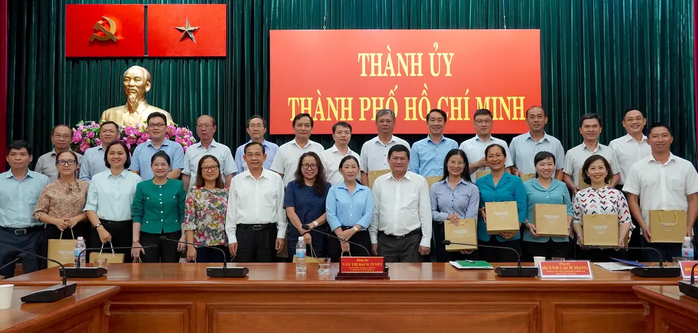 Đồng chí Huỳnh Cách Mạng và đồng chí Đinh Thanh Nhàn tặng quà tri ân đến lãnh đạo Ban Tổ chức các quận ủy, huyện ủy, Thành ủy TP Thủ Đức 6HH07701.JPG