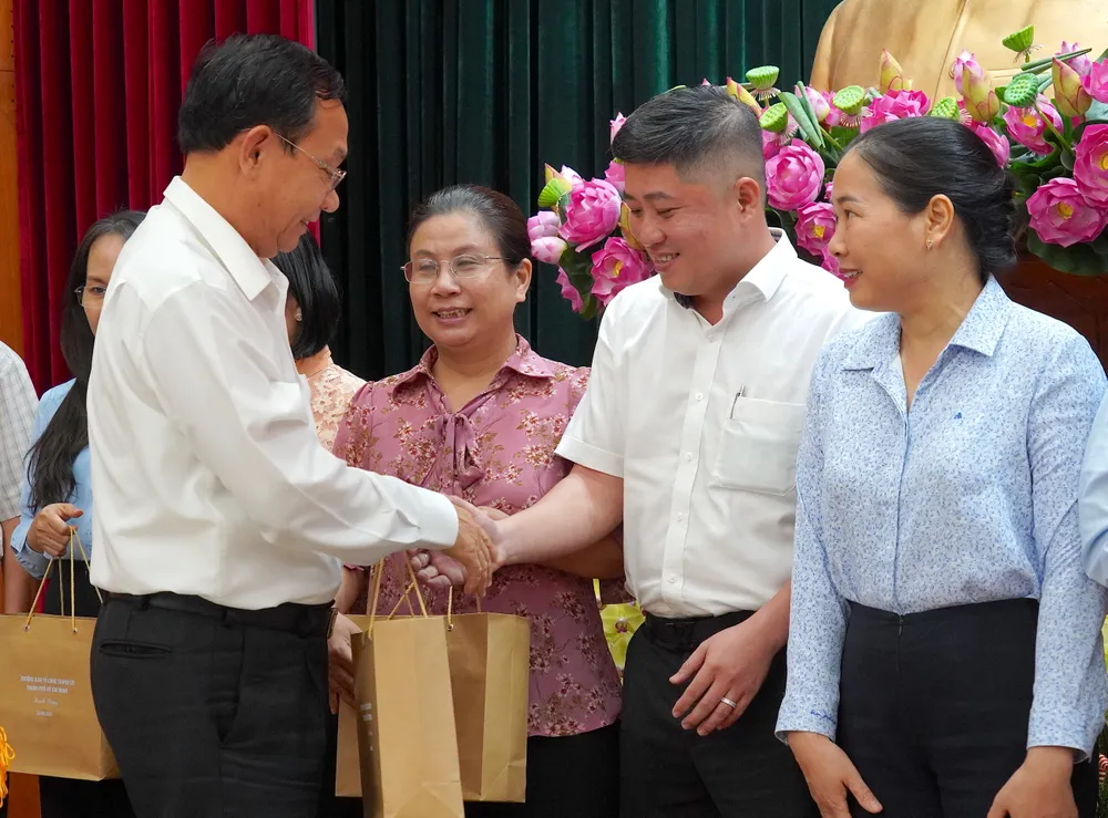 Đồng chí Đinh Thanh Nhàn tặng quà tri ân đến lãnh đạo Ban Tổ chức các quận ủy, huyện ủy, Thành ủy TP Thủ Đức 6HH07711.JPG